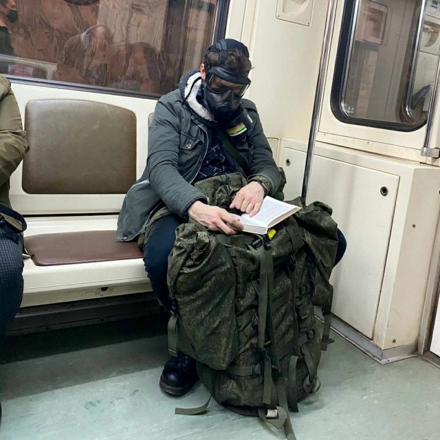 Модники и модницы из подземелий нашего метро. Масочный выпуск