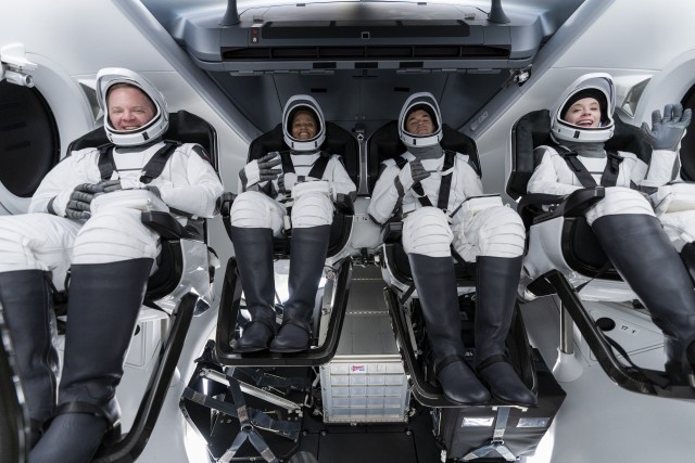 Первый гражданский экипаж SpaceX для полёта на орбиту в скафандрах