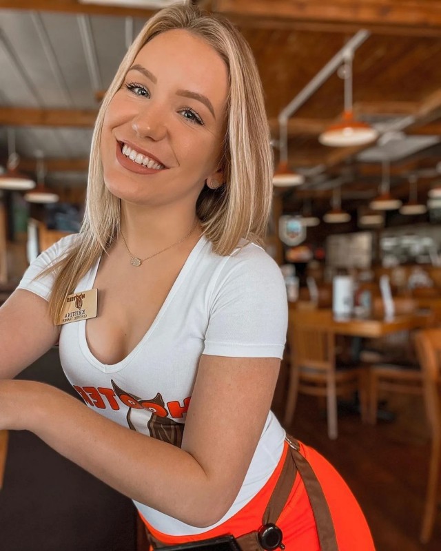 Сексуальные официантки Hooters