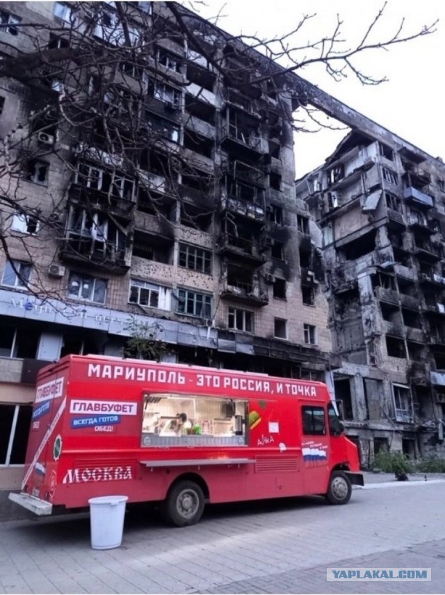 Разбитая при боях за город школа №11 в Мариуполе