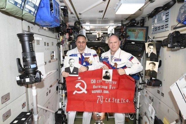 С праздником всех! С днем космонавтики!