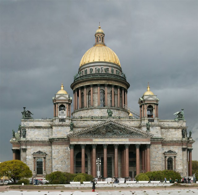 Компания МТС отказывается видеть кресты на Исакиевском соборе