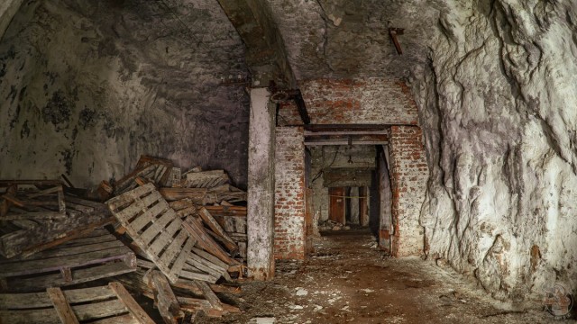 Показываю где "прятали" дефицит в СССР — это огромный подземный холодильник. Его вместимость 200 ЖД вагонов провизии!