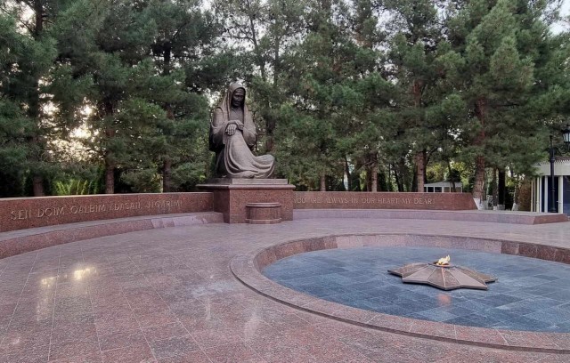 Лаврова удивило отсутствие надписи на русском у Вечного огня в Самарканде