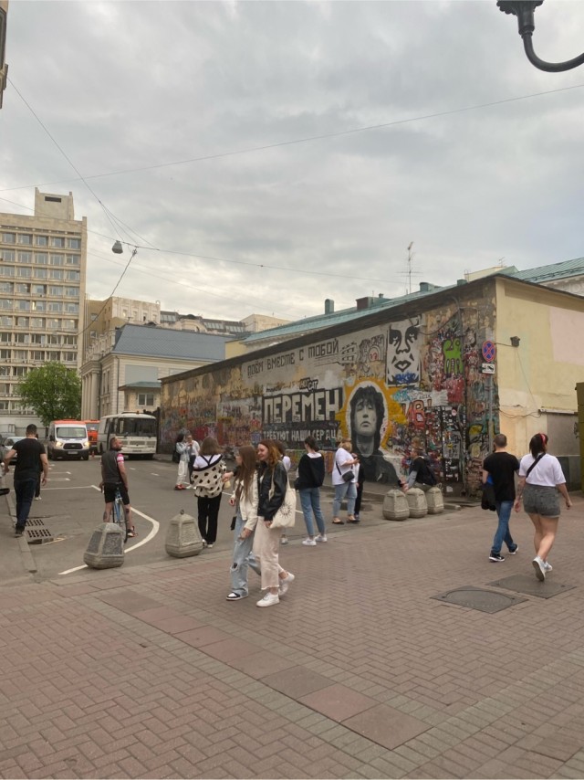 Прямо сейчас на Арбате полностью закрашивают стену Цоя