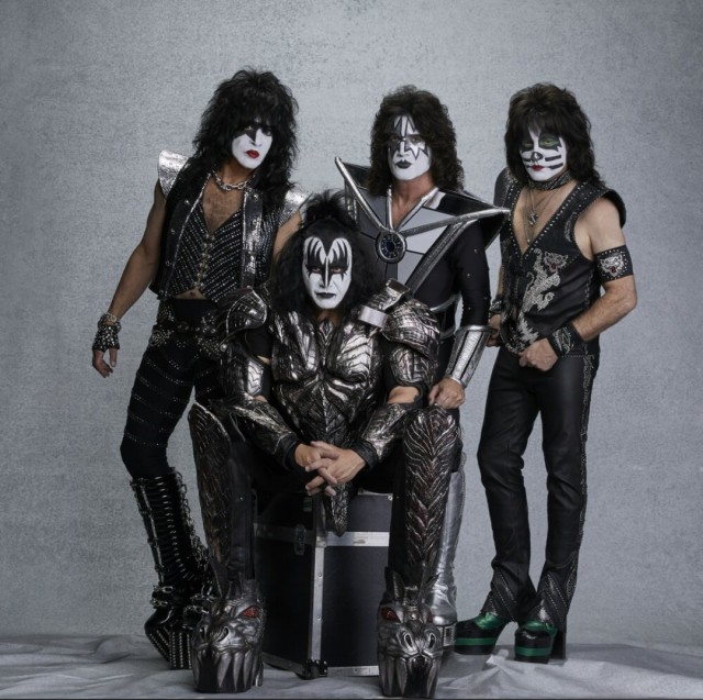 Эйс Фрейли, оригинальный ведущий гитарист и один из основателей Kiss’, умер в возрасте 74 лет