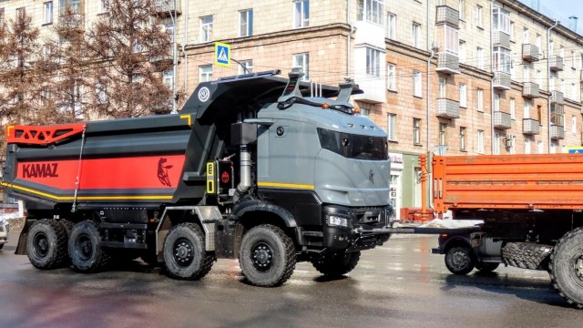 В России автономный грузовик впервые совершил поездку из Москвы в Санкт-Петербург без вмешательства человека