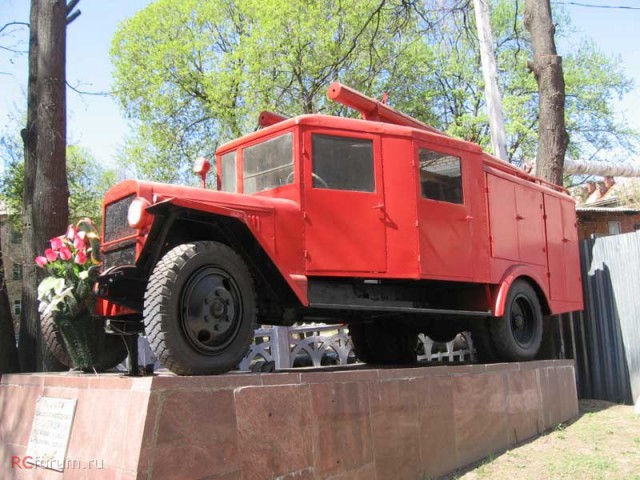 Автомобили на постаменте