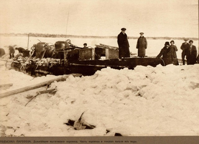 1911. Извлечение затонувшего паровоза на реке Зее