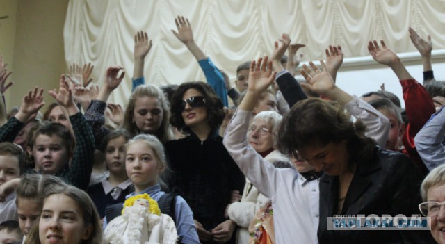 В Ярославле Диана Гурцкая спела для глухонемых детей