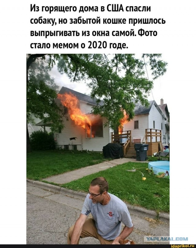 Спустя неделю после пожара мужчина пришел погрустить на пепелище своего дома
