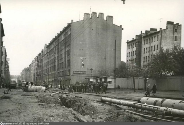 Почему этот любитель пива стоит сразу с двумя кружками в руках? 1980–е
