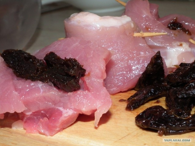 Мясо с черносливом в горчичном соусе