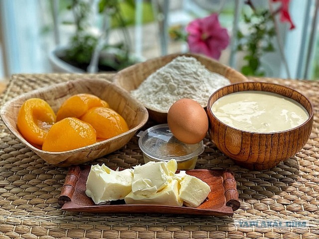 Быстро-вкусно: пирог на сметане с персиками
