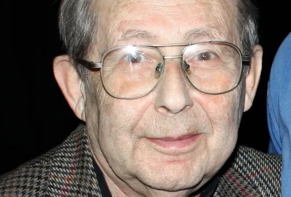 Автора советской песни «Стоят девчонки» ранили ножом в подъезде в Петербурге