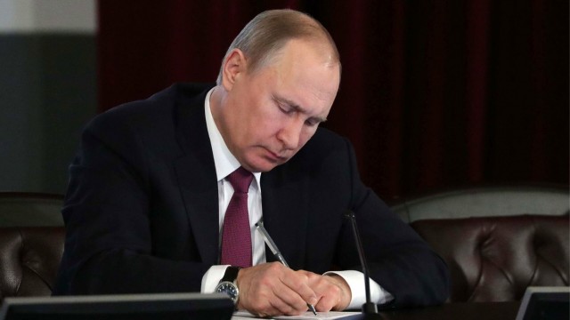 Путин поручил ограничить экспорт некоторой продукции и сырья за рубеж