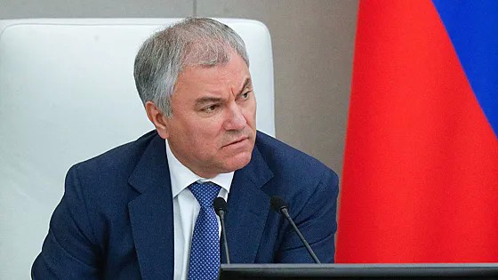 Володин предложил отменить льготы для уехавших из России граждан и повысить им налоги