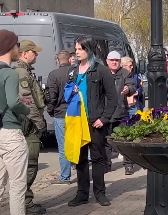 В Эстонской Нарве русский дед столкнул украинского лгбтшника, который вчера развернул флаг напротив российского концерта в Ивангороде.