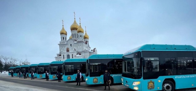 В Архангельске пассажир решил не дожидаться остановки автобуса и вышел из него на ходу