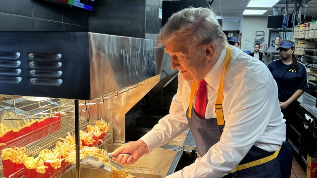 Четвертьфунтовый бургер обвалил акции "Макдоналдс" на 9%. В котлетках и луке Роял Чизбургера нашли кишечную палочку E.coli
