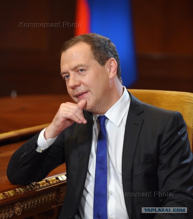 Медведев лично вносит правки в учебник по обществознанию, сообщил Мединский