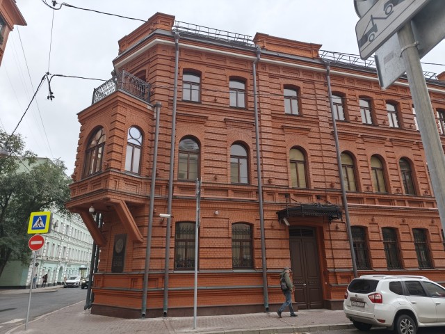 Шляюсь по Москве (мрачное утро).