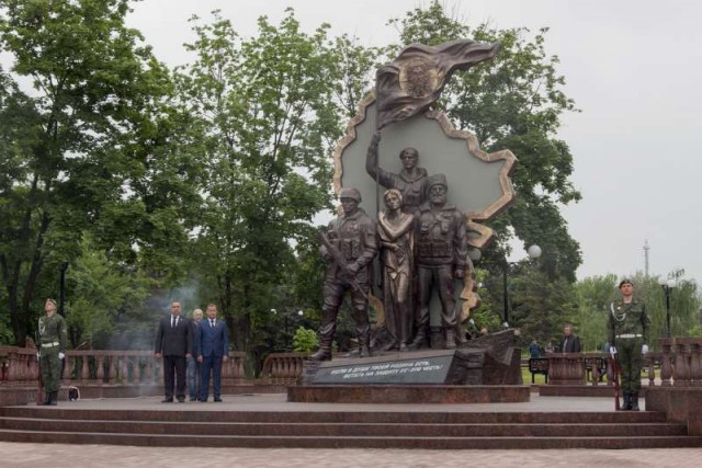 Луганск. Открытие памятника "Они отстояли Родину".