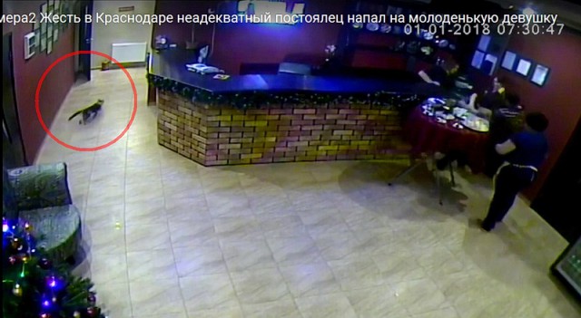 В Краснодарском отеле пьяный постоялец избил девушку-администратора за отказ дать ему зажигалку, чтобы закурить