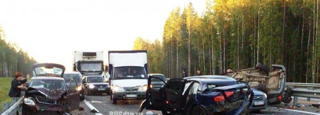 Инспектор махнул жезлом волшебным. Но не помогло. КамАЗ всех вмял