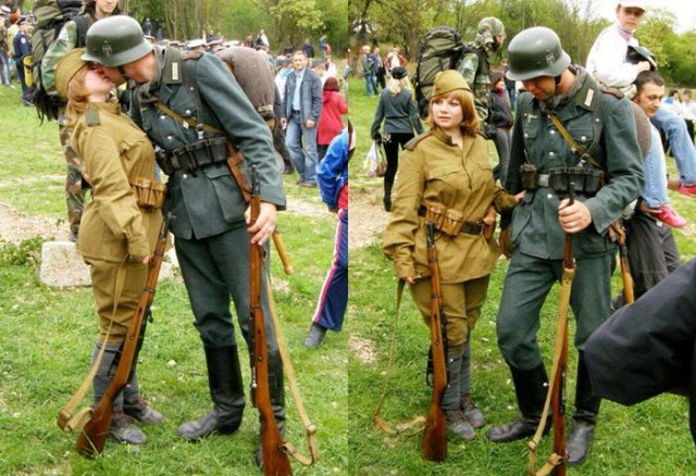 На Западе верят, что на этом фото целуются немецкий солдат и красноармейка на параде в 1939-м. А что на самом деле?