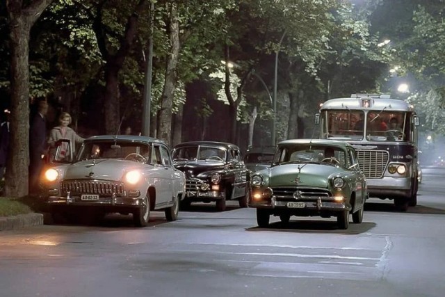 Фотографии прошлого с автомобилями, грузовиками и автобусами