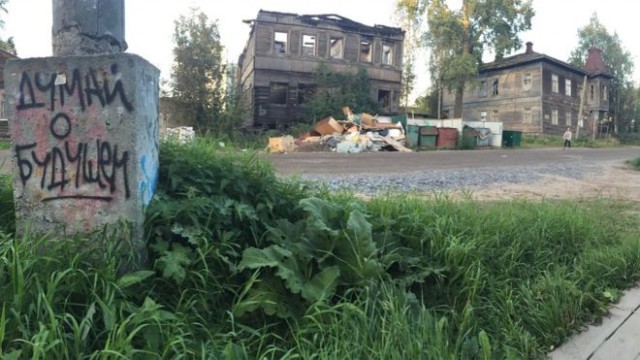 В Харькове девушка не справилась с управлением внедорожником и слетела с дороги в оросительный канал