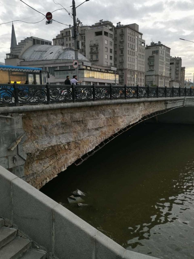 В Москве обрушилась облицовка малого каменного моста.