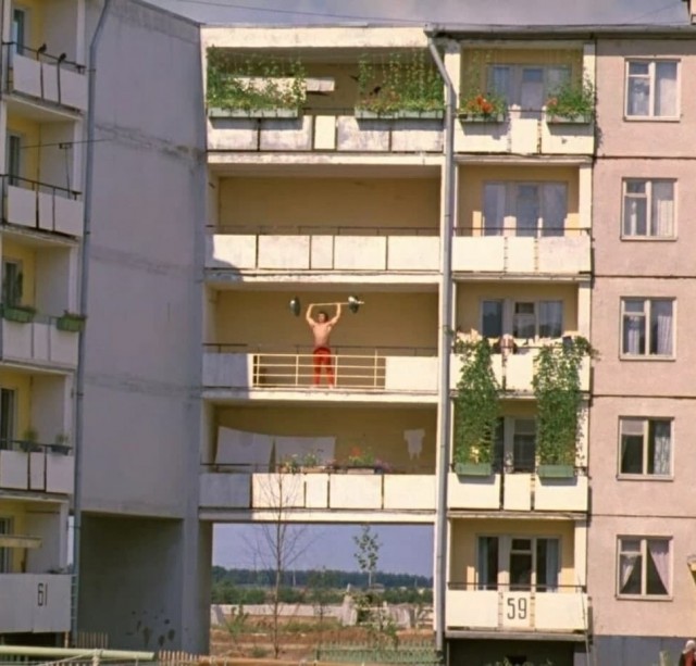 А вы любите курить на балконе голышом?