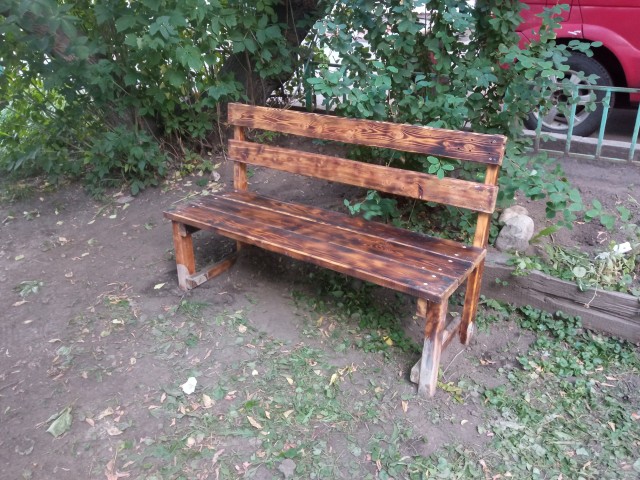 Не скамеечке...