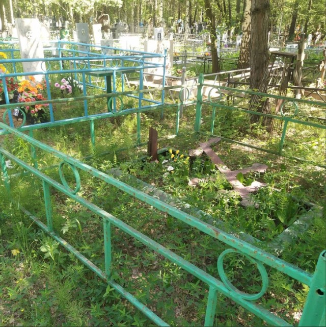 «Это просто черти!» Под Екатеринбургом вандалы разгромили кладбище