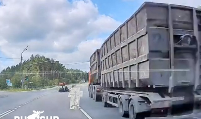 Судьба байкера неизвестна, но от отражения на лобовом тревожно...