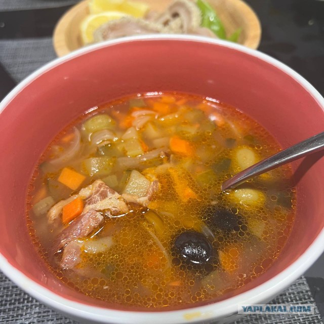 Солянка с беконом и копчеными ребрами