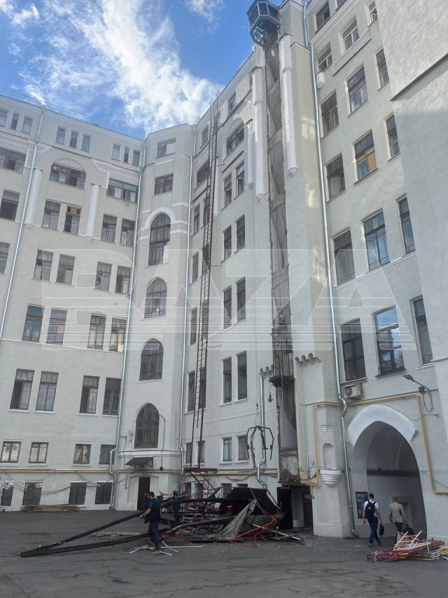 Шахта лифта обрушилась в Бобровом переулке в Москве во время ремонта