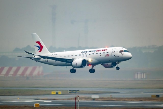 Китайский заменитель Boeing и Airbus перевозит пассажиров уже год. Средняя загрузка лайнеров COMAC C919 — около 80%