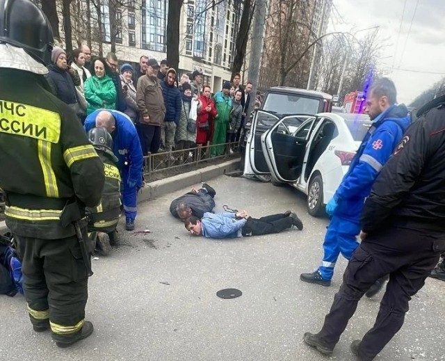 В Петербурге такси с нелегалами пыталось скрыться от полиции и влетело в Ладу и Гелендваген