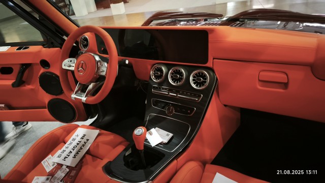 АвтоВАЗ представил «Ниву» в комплектации Mercedes Ultra Premium Rich Mega Deluxe Exclusive Vibe Version