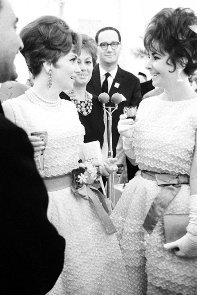 В одинаковых платьях