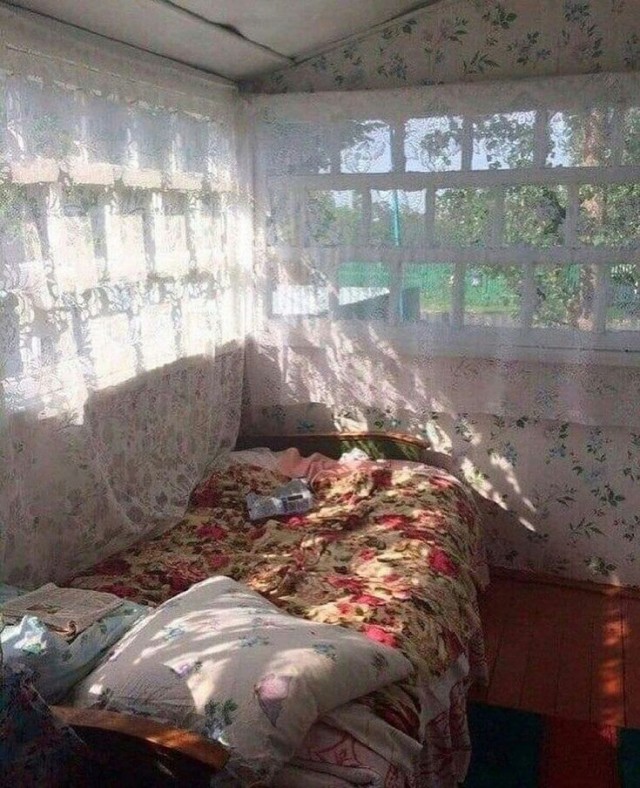 Сейчас бы как в детстве к бабушке в деревню...