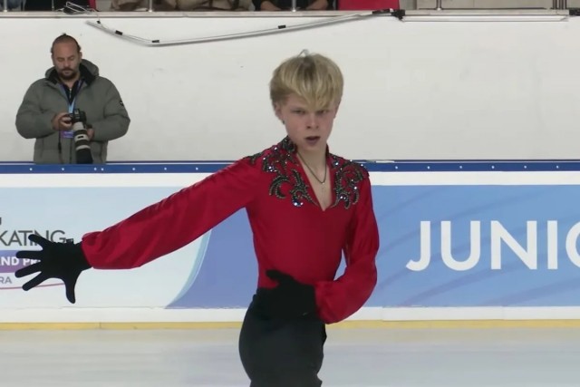 Фигурист Александр Плющенко, сын двукратного олимпийского чемпиона Евгения Плющенко, выступил  на своем первом международном тур