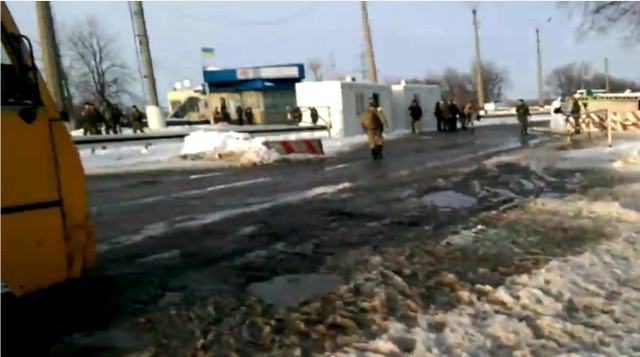 трагическое событие под волновахой. волноваха взрыв автобуса. волноваха автобус обстрел. трагическое событие под волновахой. кусок автобуса из волновахи порошенко.