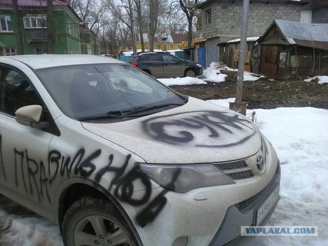 "Народные мстители": в Екатеринбурге у иномарки, припаркованной на тротуаре, разбили стёкла