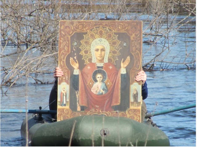 В Омской области на лодках совершили крестный ход против паводка