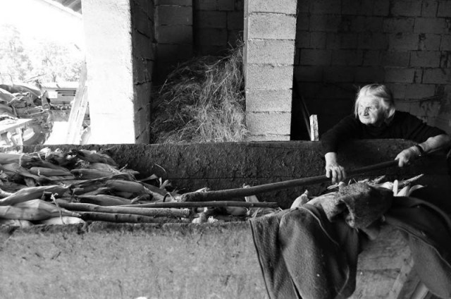 Внучка отсняла один день из жизни 83-летней бабушки и поразилась ее энергии