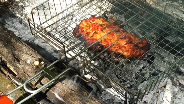 Бушкрафт по-женски: мясо на углях, гамак из тростника, травяной чай